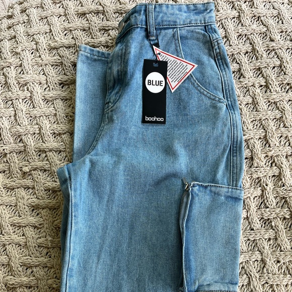 New Boohoo Jeans Light Wash Multi Zip Pocket Cargo Jeans size 4 - Picture 11 of 16